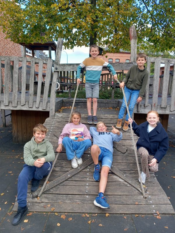 De leden van de leerlingenraad op de speelplaats